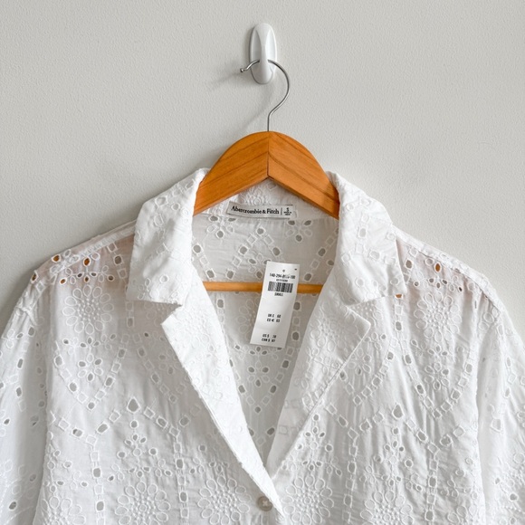 New! ABERCROMBIE • Short-Sleeve Cropped Schiffli Shirt in White - Picture 4 of 14